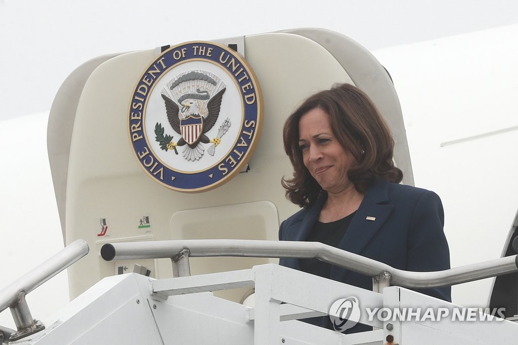 9月29日，美国副总统卡玛拉·哈里斯乘专机抵达京畿道平泽市乌山空军基地。 韩联社/联合摄影记者团