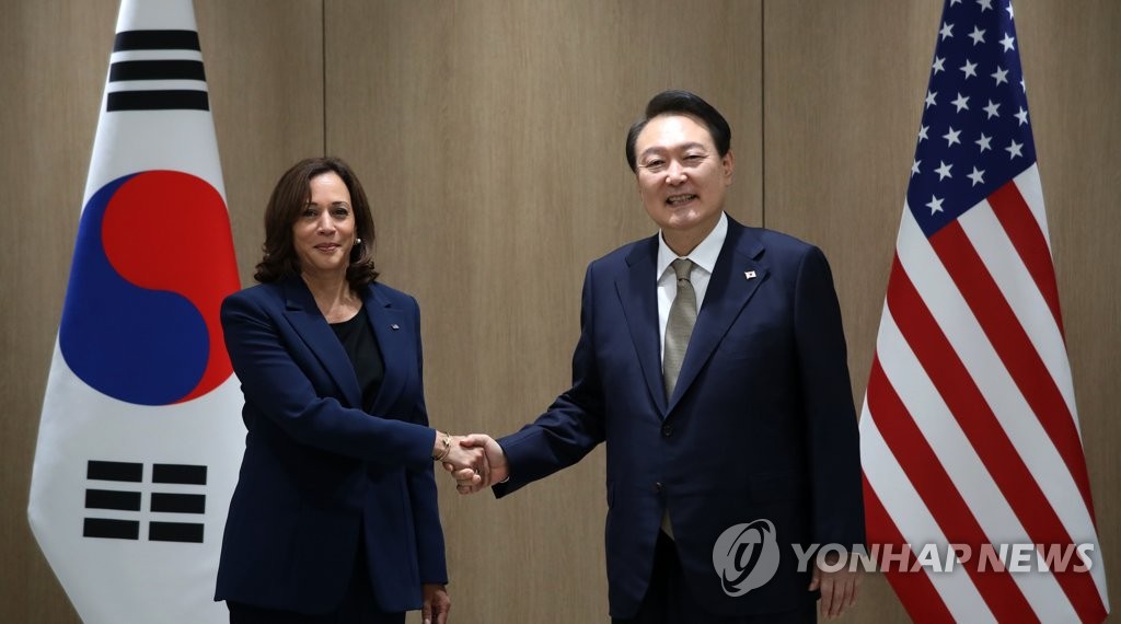 9月29日，在龙山总统府，尹锡悦（右）接见哈里斯。 韩联社/总统室通信记者团