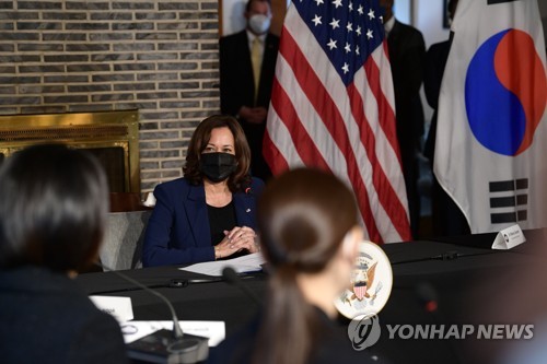 9月29日，在位于首尔中区的美国驻韩大使官邸，美国副总统哈里斯（居中）与韩国各界杰出女性代表座谈。 韩联社/联合摄影记者团
