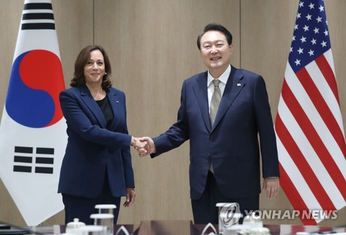 9月29日，在首尔龙山总统府，韩国总统尹锡悦（右）同到访的美国副总统卡玛拉·哈里斯握手合影。 韩联社/总统室通讯摄影记者团