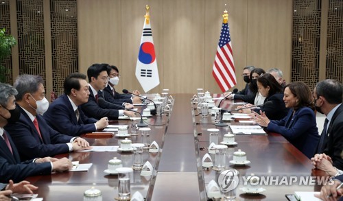 9月29日，在首尔龙山总统府，韩国总统尹锡悦（左排左三）接见到访的美国副总统卡玛拉·哈里斯（右排右二）。 韩联社/总统室通讯摄影记者团