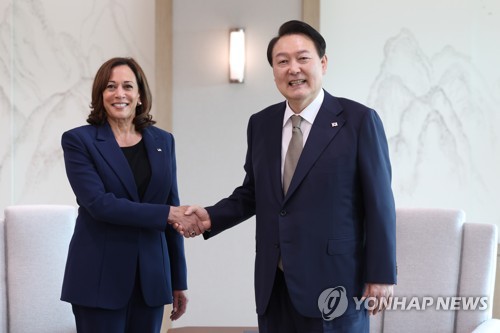 9月29日，在首尔市龙山总统室，尹锡悦（右）接见哈里斯。 韩联社/总统室供图（图片严禁转载复制）