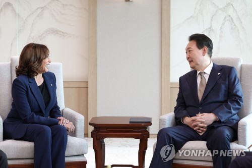 9月29日，在首尔龙山总统府，韩国总统尹锡悦（右）接见到访的美国副总统卡玛拉·哈里斯。 韩联社/总统室供图（图片严禁转载复制）