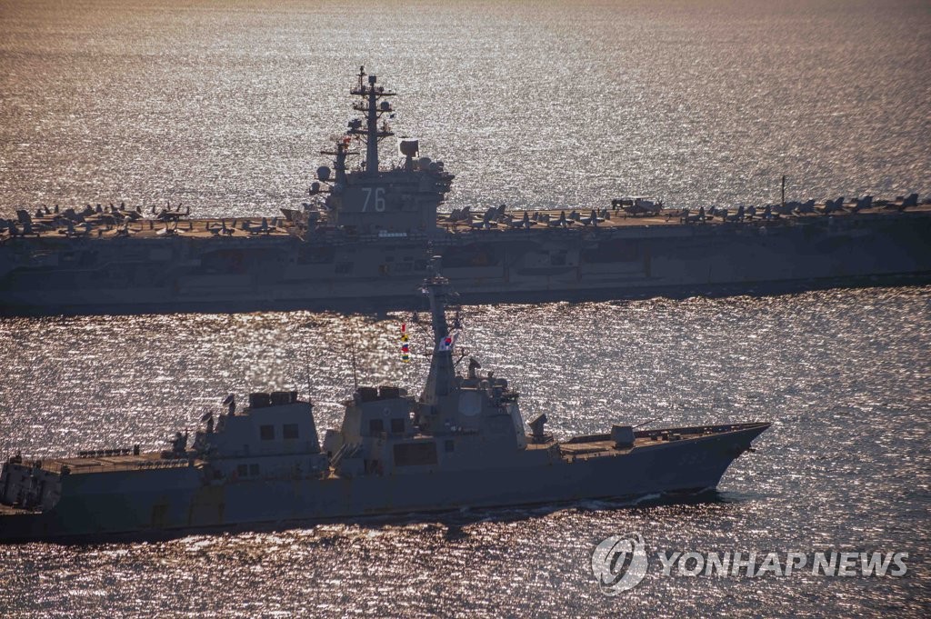 资料图片：9月29日，在韩国东部海域，韩美海军舰艇正在进行机动联演。图为美国“里根”号核动力航母（上）和韩国“西厓柳成龙”号参演。 韩联社/韩国海军供图（图片严禁转载复制）