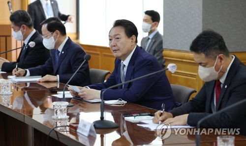 资料图片：9月30日，在首尔，尹锡悦（右二）主持召开宏观金融状况检查会议。 韩联社