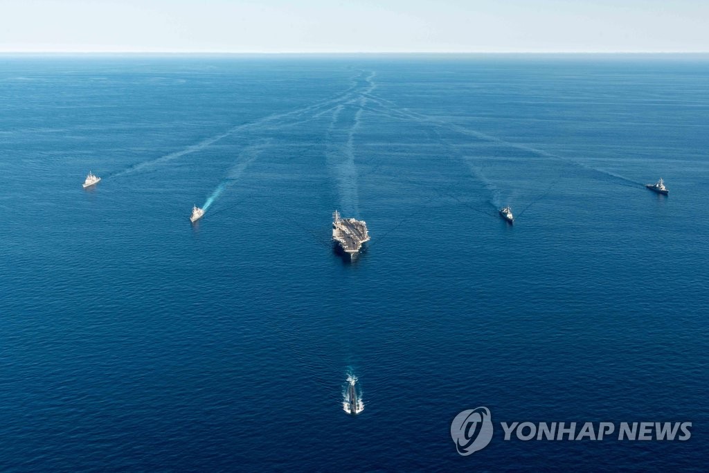 资料图片：9月30日，在韩国东海公海海域，参加韩美日反潜联演的军舰进行机动演习。 韩联社/海军供图（图片严禁转载复制）