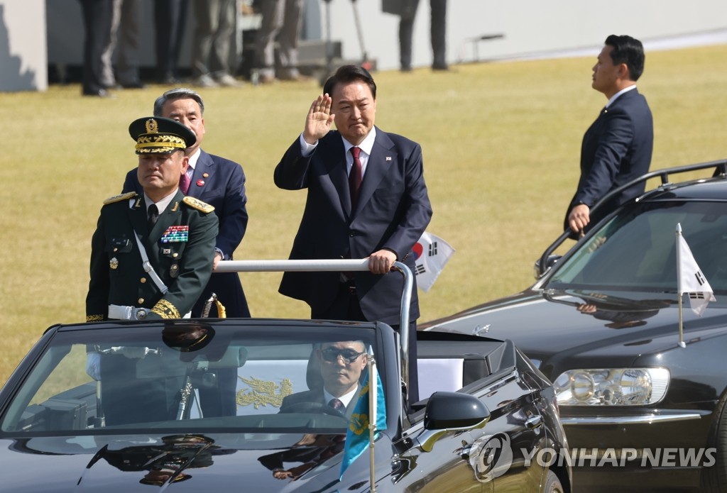 10月1日，在位于忠青南道的陆海空联合基地鸡龙台大练兵场，韩国总统尹锡悦出席第74个国军日纪念仪式并检阅部队。 韩联社