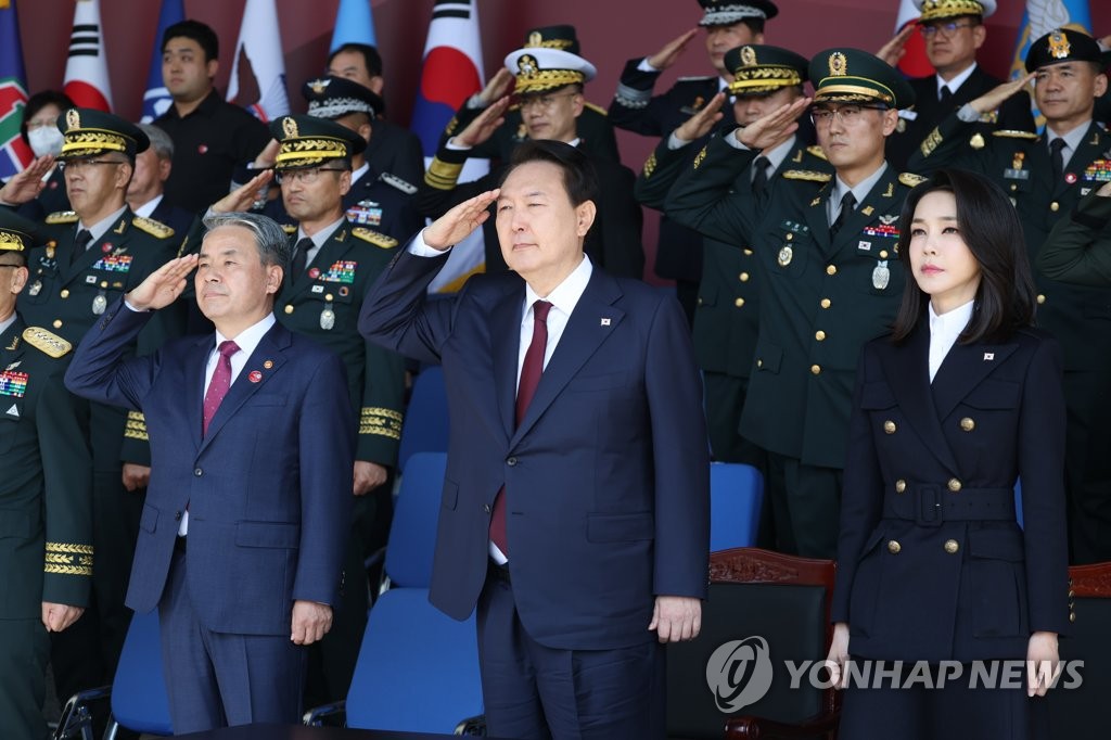 10月1日，在位于忠青南道的陆海空联合基地鸡龙台，韩国总统尹锡悦（右二）和夫人金建希（右一）出席第74个国军日纪念仪式。 韩联社