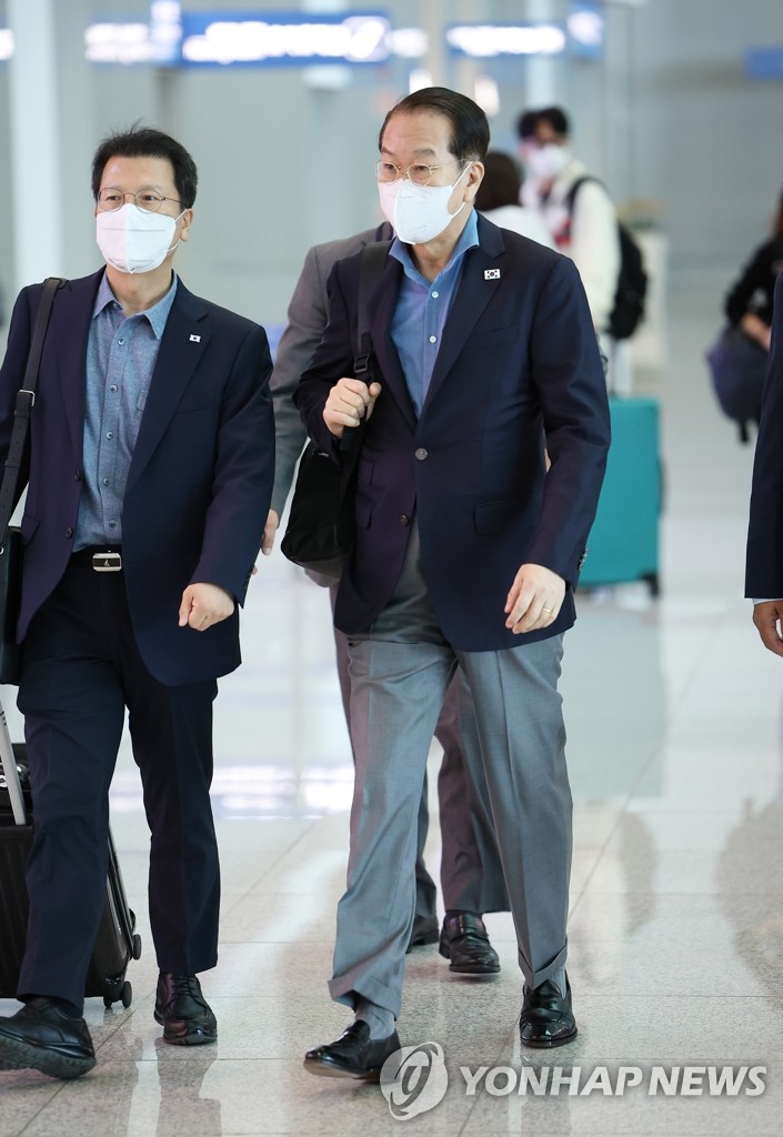 10月2日，在仁川国际机场，韩国统一部长官权宁世启程赴德国。 韩联社