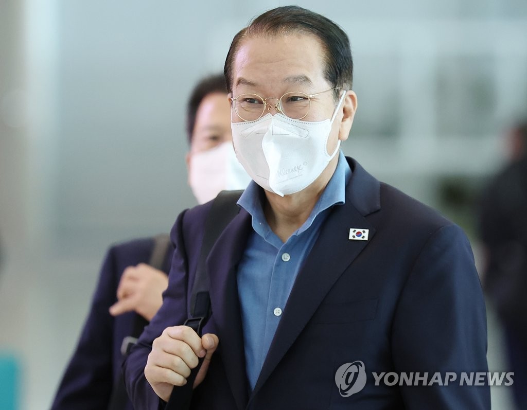 资料图片：10月2日，在仁川国际机场，韩国统一部长官权宁世启程赴德国。 韩联社