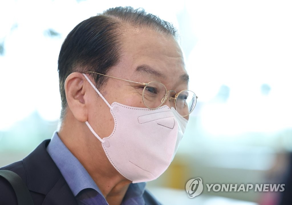 10月2日，在仁川国际机场，韩国统一部长官权宁世在启程赴德国前答记者问。 韩联社