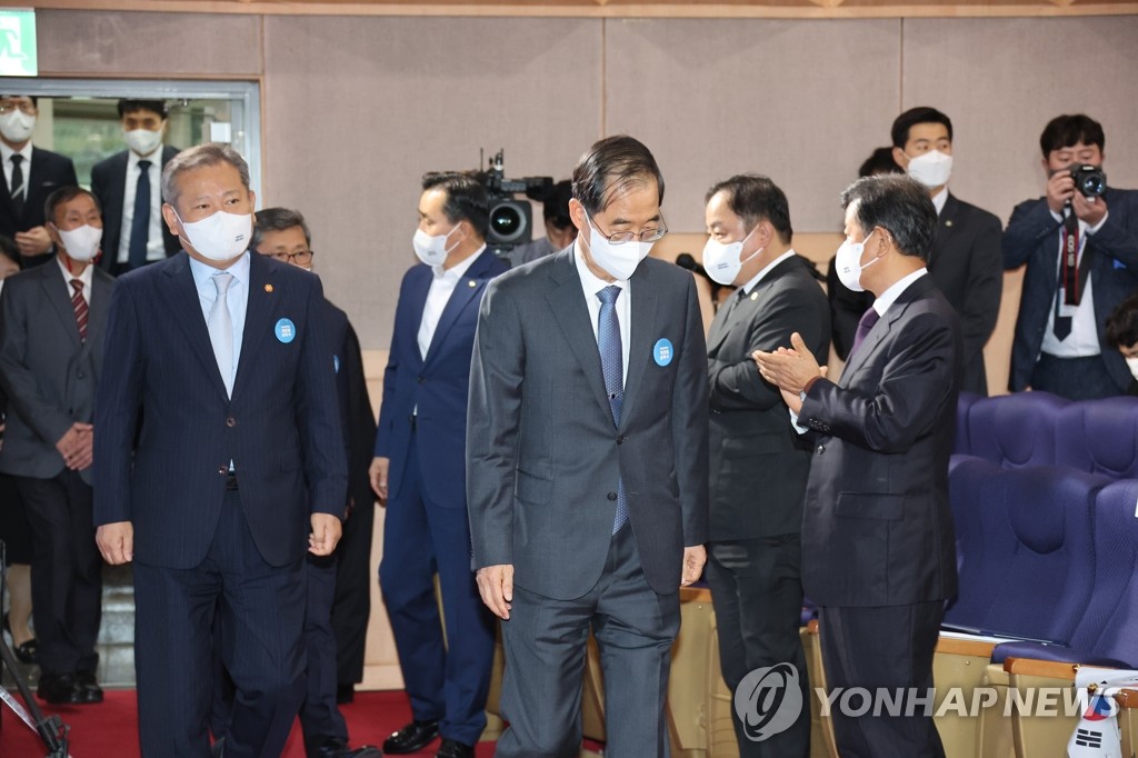 10月3日，在中央政府首尔办公楼，韩国国务总理韩悳洙（前排居中）出席开天节庆祝仪式。 韩联社