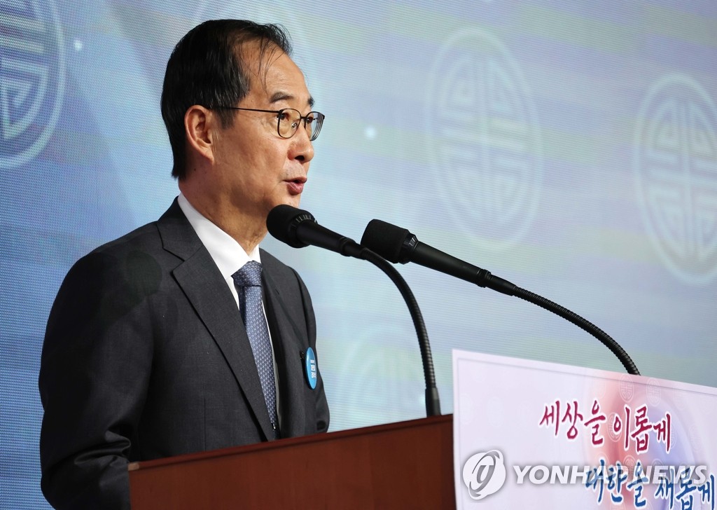10月3日，在中央政府首尔办公楼，韩国国务总理韩悳洙出席开天节庆祝仪式并致辞。 韩联社