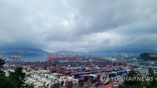 资料图片：釜山港神仙台码头和戡蛮码头挤满集装箱。 韩联社