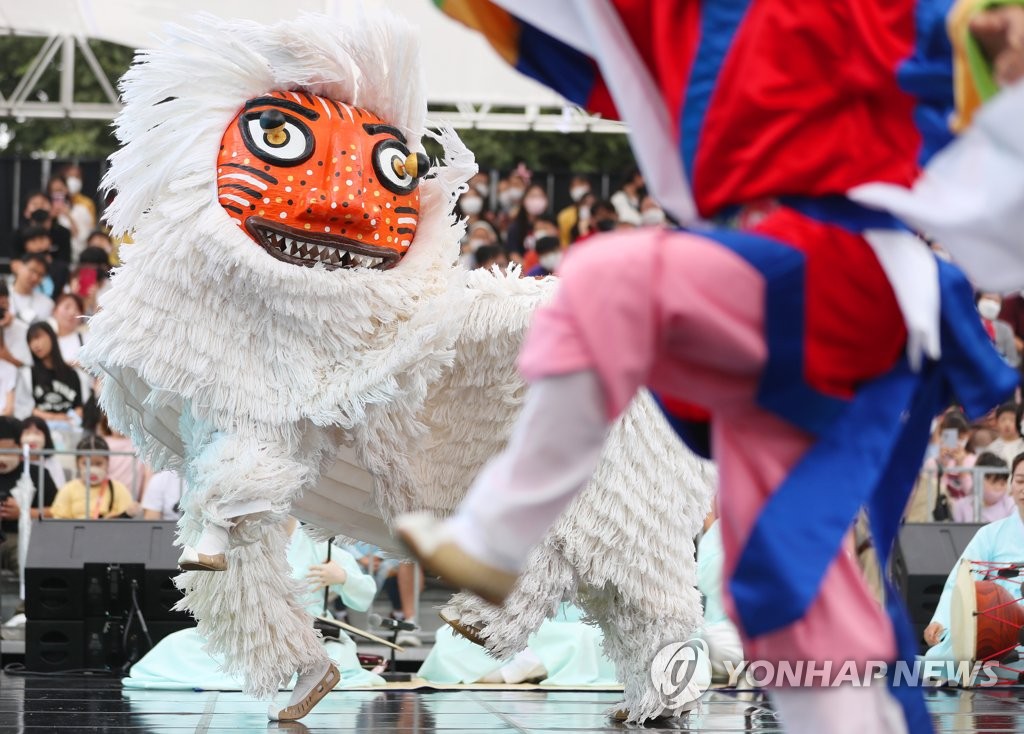 资料图片：10月3日，2022年安东国际假面舞节在庆尚北道安东市云兴洞文化平台“Modi684”（原安东站）广场一带举行。图为活动现场。 韩联社