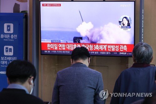 资料图片：10月4日，在首尔火车站候车室，市民们收看朝鲜射弹的电视新闻。 韩联社