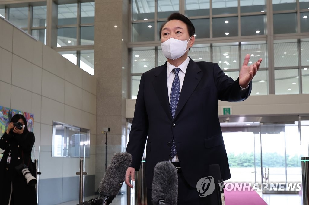 10月4日，在首尔龙山总统府，尹锡悦在上班途中答记者问。 韩联社
