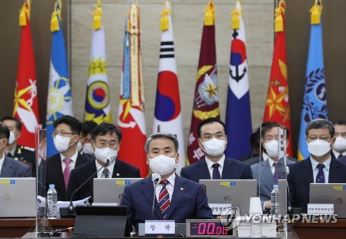 10月4日，在首尔国防部大楼，韩国国防部长官李钟燮（前排）出席国会国防委员会对国防部的国政监查会。 韩联社