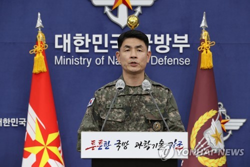 10月4日，韩国联合参谋本部公报室室长金俊洛在记者会上就朝鲜当天发射中远程弹道导弹（IRBM）一事发布信息。 韩联社/国会摄影记者团