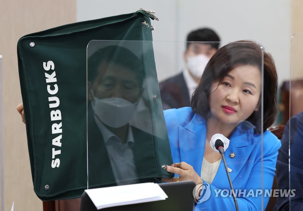 星巴克致癌旅行包亮相国监