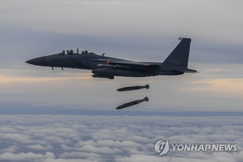 资料图片：F-15K战机投掷GBU-31联合制导攻击武器。 韩联社/联合参谋本部供图（图片严禁转载复制）