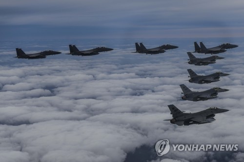 韩美联合攻击编队飞行