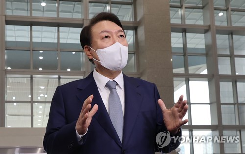 10月6日，在首尔龙山总统府，尹锡悦在上班途中答记者问。 韩联社