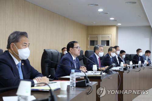 资料图片：10月6日，在首尔龙山总统府，韩国国家安保室室长金圣翰（左二）主持召开国家安全保障会议（NSC）常任委员会会议。 韩联社