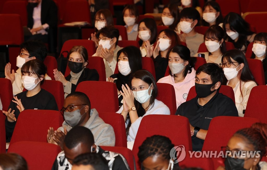 10月6日，在首尔的庆熙大学，第24届世界外国人韩语演讲大赛举行。图为演讲赛现场。 韩联社