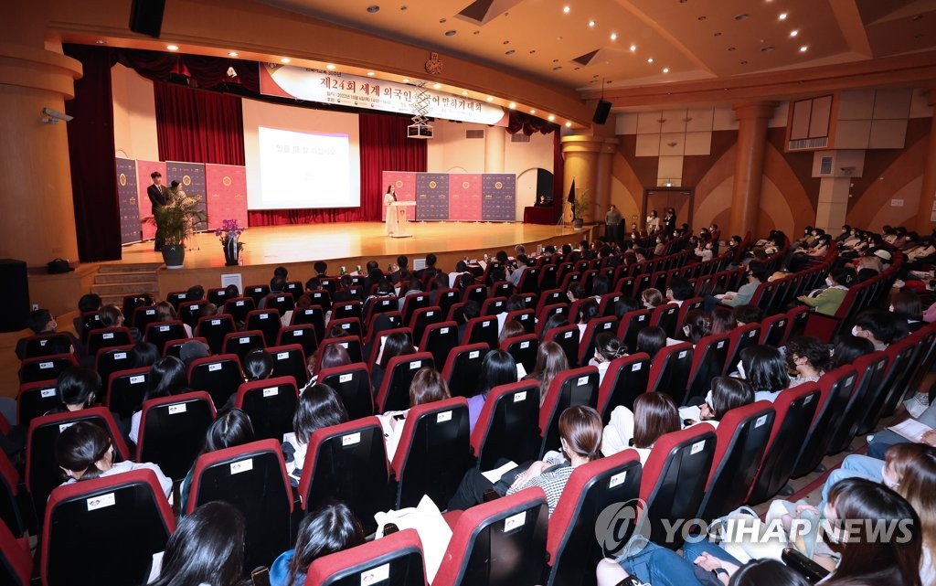 10月6日，在首尔的庆熙大学，第24届世界外国人韩语演讲大赛举行。图为演讲赛现场。 韩联社
