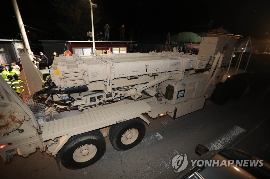 10月6日，在庆尚北道星州郡，一辆载有装备的军用车辆驶向“萨德”基地。 韩联社