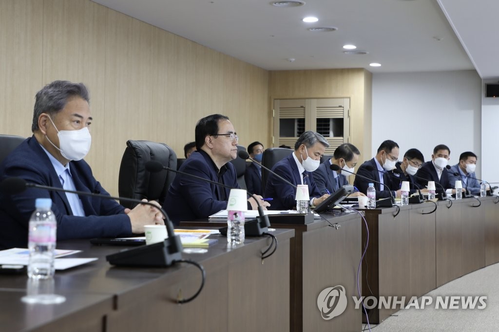 资料图片：10月9日，在首尔龙山总统府，韩国国家安保室室长金圣翰（左二）主持召开国安会议。 韩联社