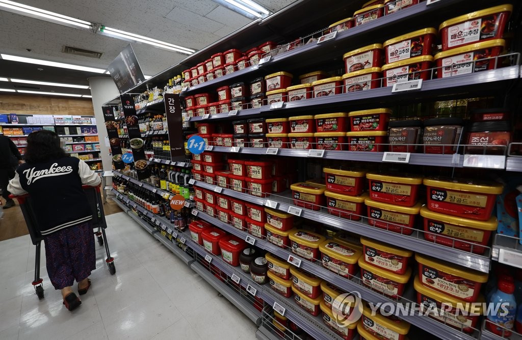 资料图片：首尔一家大型超市的辣椒酱货架，摄于2022年10月9日。 韩联社