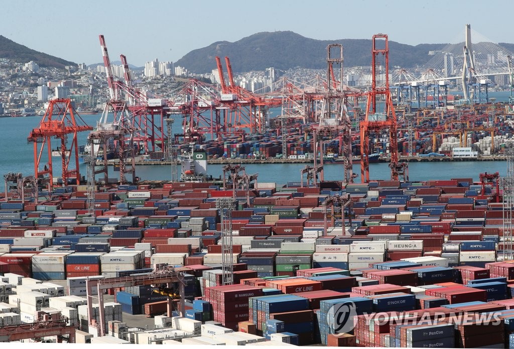 资料图片：10月11日，釜山港神仙台码头和戡蛮码头堆满集装箱。 韩联社