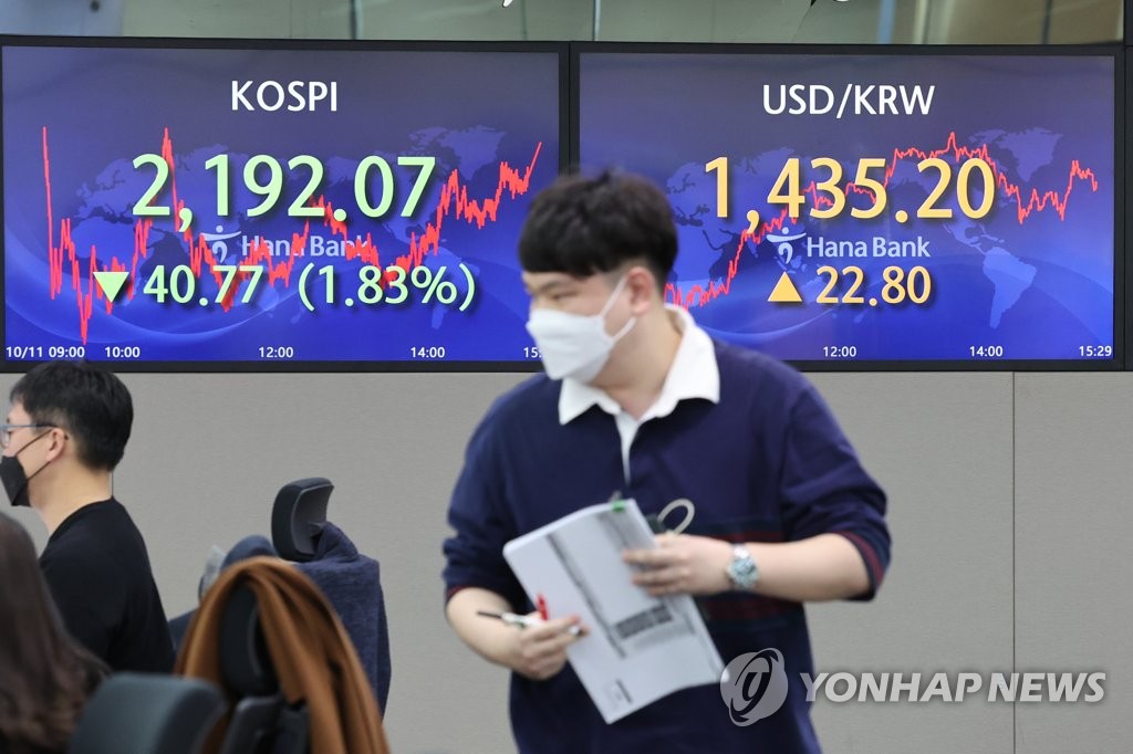 10月11日，在首尔中区的韩亚银行交易大厅，屏幕上显示汇率股指的实时数据。 韩联社