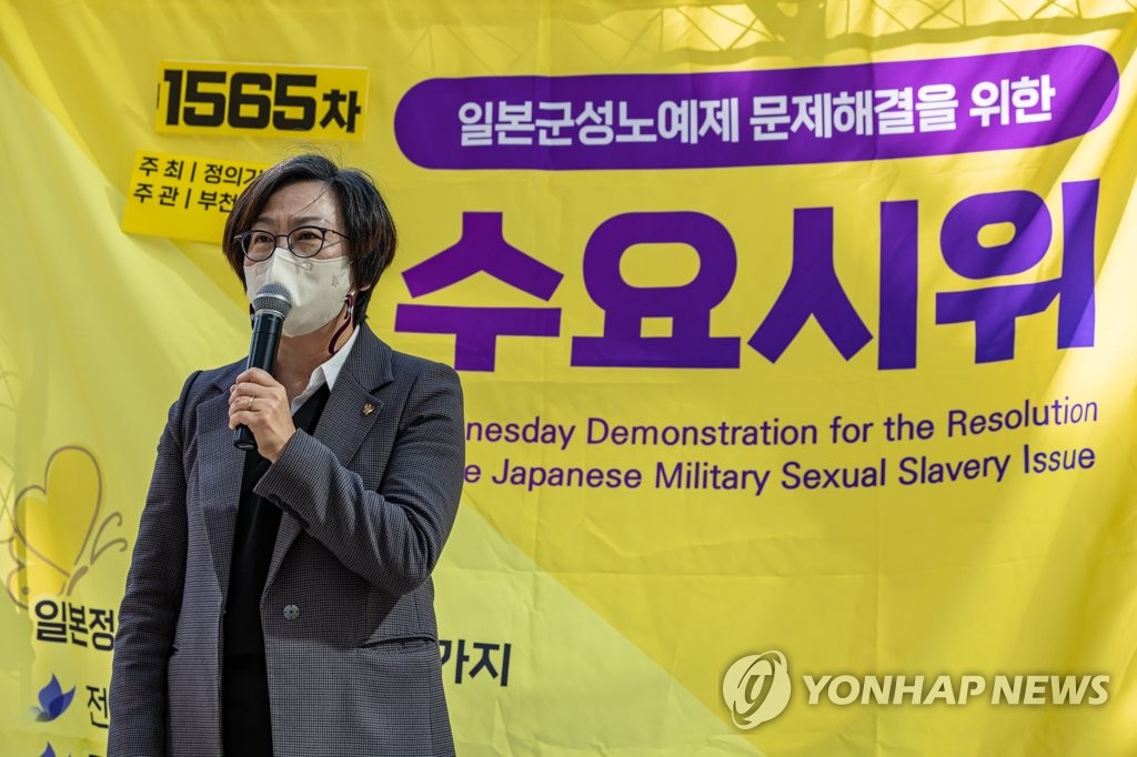 10月12日，在首尔市钟路区的日本驻韩大使馆旧址前举行的“为解决日军性奴制问题的周三集会”上，正义记忆连带理事长李娜荣正在发表讲话。 韩联社
