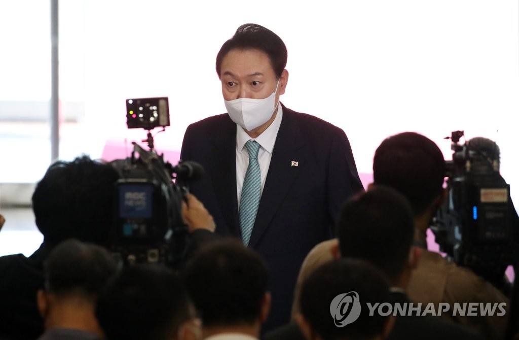 10月13日，在首尔龙山总统府，尹锡悦接受记者采访。 韩联社