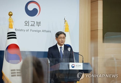 资料图片：11月13日，在首尔钟路区外交部大楼，外交部发言人任洙奭在例行记者会上发言。 韩联社