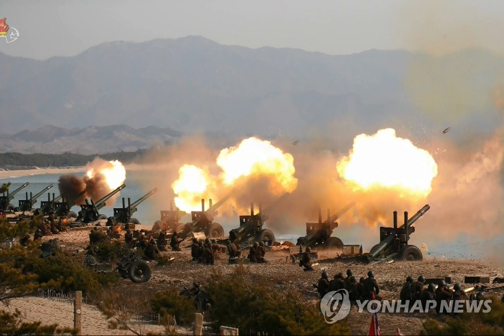 资料图片：2020年3月，朝鲜炮兵部队进行炮击对抗赛。 韩联社/朝鲜央视画面截图（图片仅限韩国国内使用，严禁转载复制）