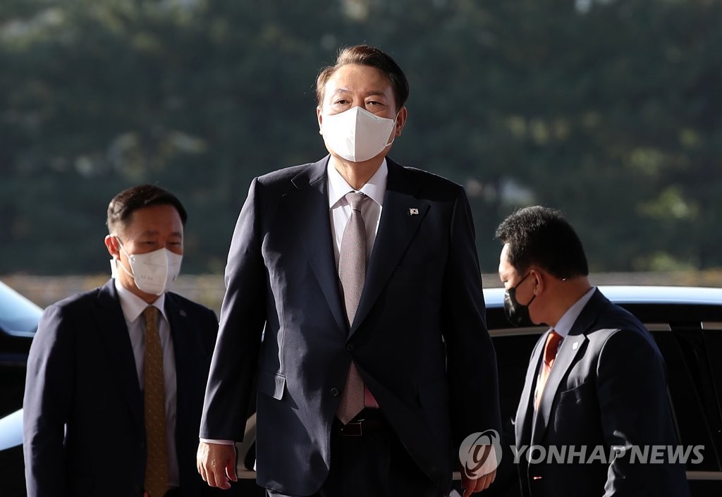 10月20日，在首尔龙山总统府，韩国总统尹锡悦（居中）下车后走向办公室。 韩联社/总统室通信摄影记者团