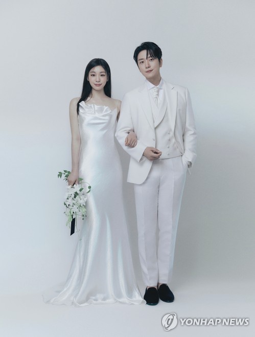 金妍儿与高祐琳婚纱照