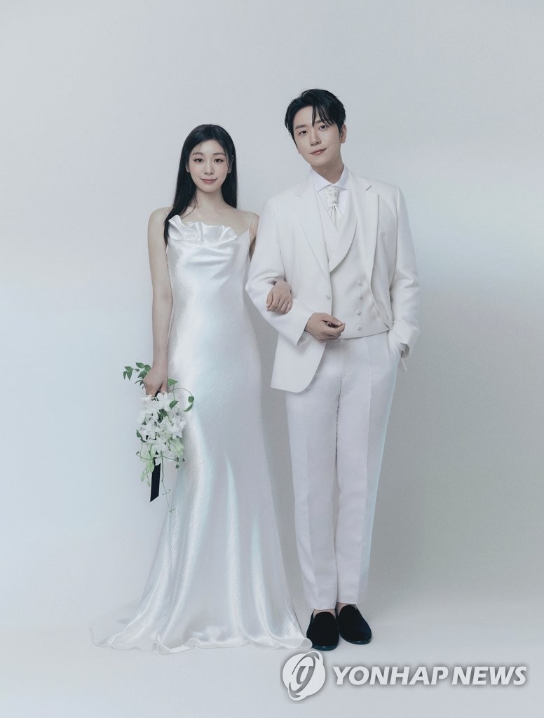 金妍儿与高祐琳婚纱照