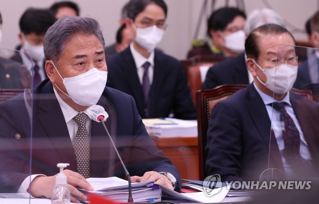 10月24日，在韩国国会，外长朴振（左）出席国会外交统一委员会对外交部和统一部进行的综合监查会。 韩联社/国会摄影记者团