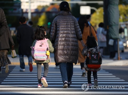 统计：韩六成育有未成年子女已婚女性为职场母亲