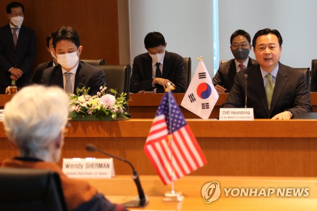 10月25日，在位于东京的韩国驻日大使馆大楼，韩国外交部第一次官（副部长、右一）赵贤东和美国常务副国务卿温迪·舍曼开会。 韩联社