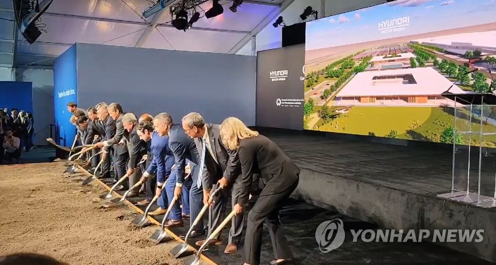 当地时间10月25日，在美国佐治亚州布赖恩县，现代汽车电动汽车工厂动工仪式举行。图为出席人士拿起铁锹铲土。 韩联社