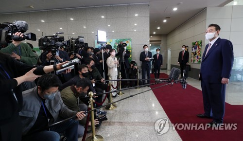 资料图片：尹锡悦在出勤途中答记者问 韩联社