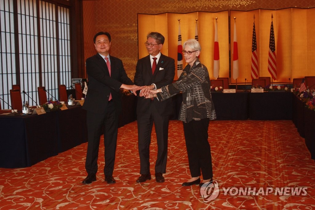 10月26日，在日本东京，韩国外交部第一次官（副部长）赵贤东（左一）会见美国副国务卿温迪·舍曼（左三）、日本外务省事务次官森健良。 韩联社