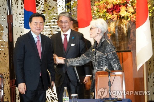 资料图片：赵贤东（左起）、森健良和温迪·舍曼 韩联社