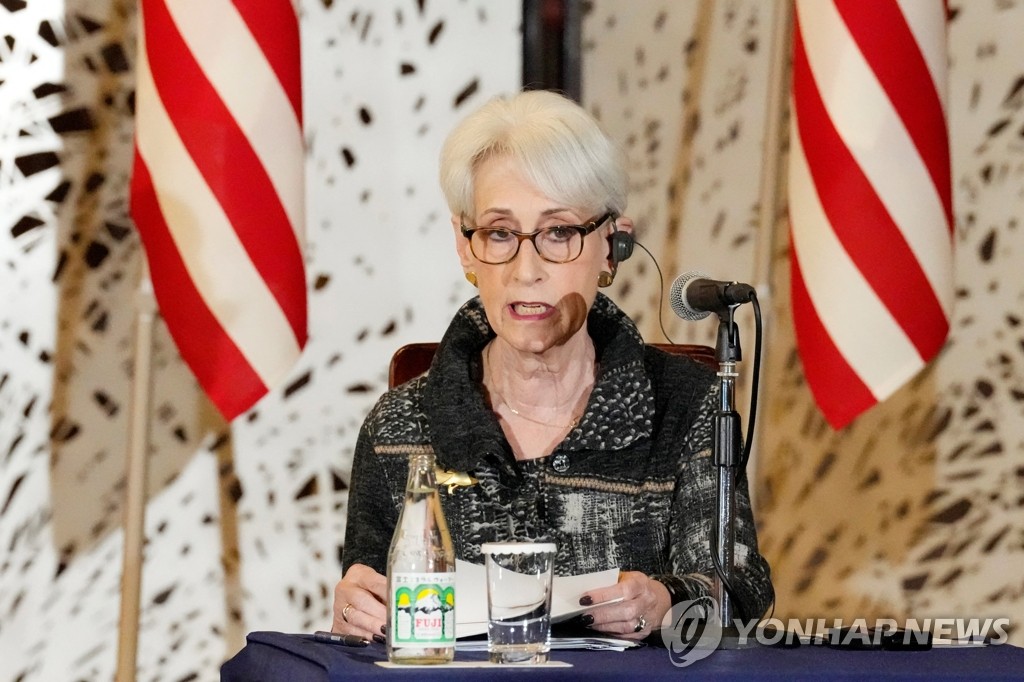 10月26日，在日本外务省饭仓公馆，舍曼在韩美日副外长会议结束后会见记者。 韩联社